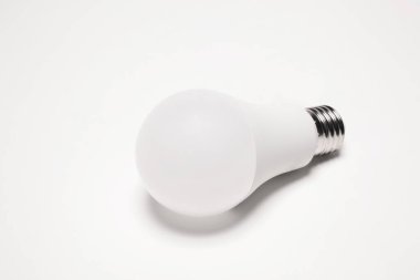 Metnin için kopyalama alanı olan beyaz arkaplanda izole edilmiş enerji tasarrufu ampulü