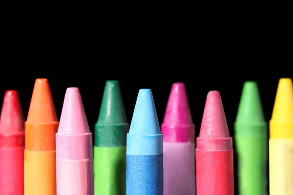 Cerrar Crayones Diferentes Colores Aislados Sobre Fondo Negro Con Espacio — Foto de Stock