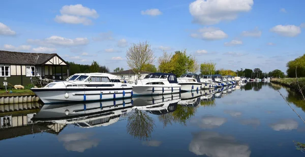 Bir yaz gününde Nehri üzerinde tekne