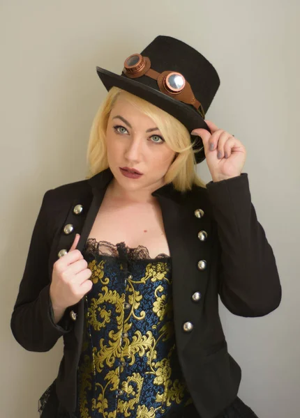 Steampunk girl doffs hat — Stock fotografie