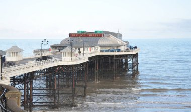 Cromer tiyatroya gösterilen Norfolk'taki Pier