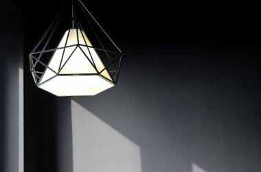 Siyah duvar ile modern lamba