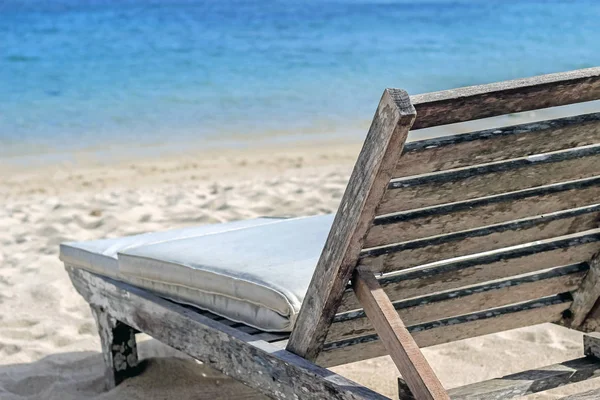 Sedia Sole Legno Sulla Spiaggia — Foto Stock