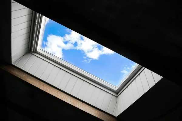 Blå Himmel Utanför Fönstret Taket — Stockfoto