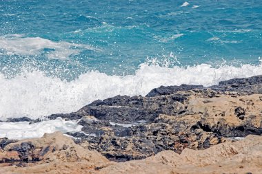 Dalga sıçrama kaya sahilinde 