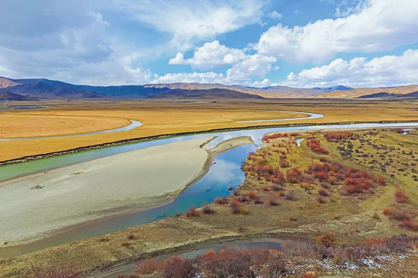 sonbaharda sarı otlakta Nehri