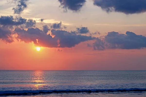 Molnig Himmel Ovanför Havet Vid Solnedgången — Stockfoto
