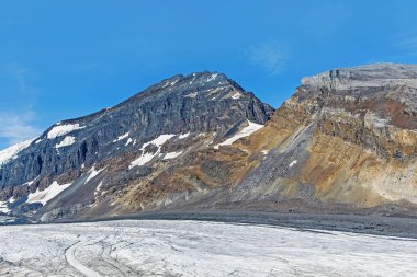 dağ ve otlak kışın kar