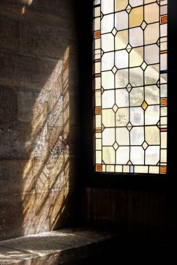 Kilise pencereden ışık 
