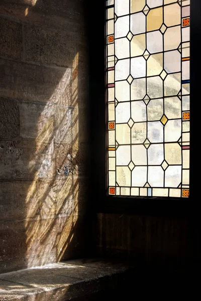 Kilise pencereden ışık 