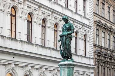 Viyana şehir sokakta heykel