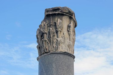 Roma'da mavi gökyüzü ile eski kalıntılar