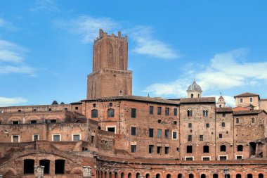 Roma'da mavi gökyüzü ile eski kalıntılar