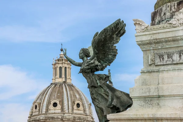 ローマのヴェネツィア広場を彫刻します — ストック写真