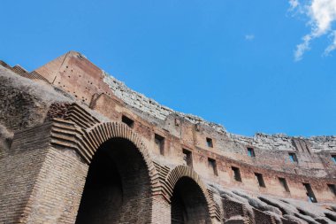 Roma, Italya 27 Mart 2017: Roma 'da mavi gökyüzü ile Colosseum eski harabeleri