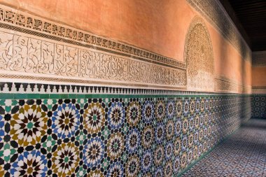 Ben Youssef Madrasa duvarda renkli fayans