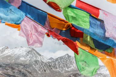 kar dağ renkli bayraklar ile