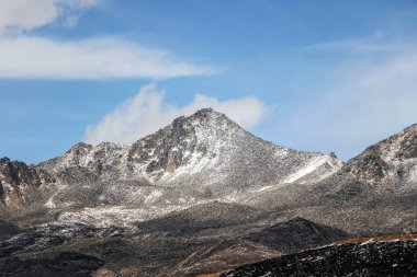 dağ tepe üzerinde kışın kar