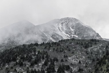bulut dağ tepe üzerinde kar