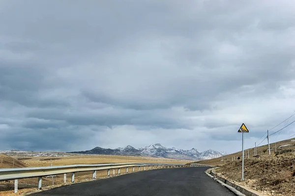 Autoroute Vide Avec Montagne Neige — Photo