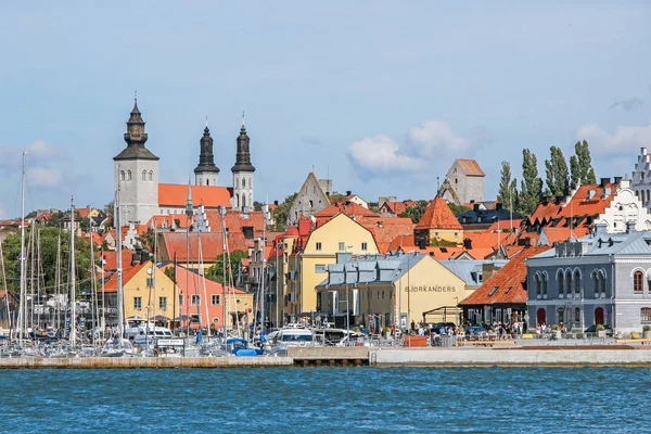 Visby, Gotland, İsveç - 02 Ağustos 2017: gotland limanda visby eski kasabadan görünümünü