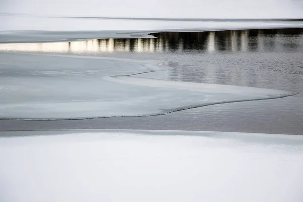 冬季湖面上的冰 — 图库照片