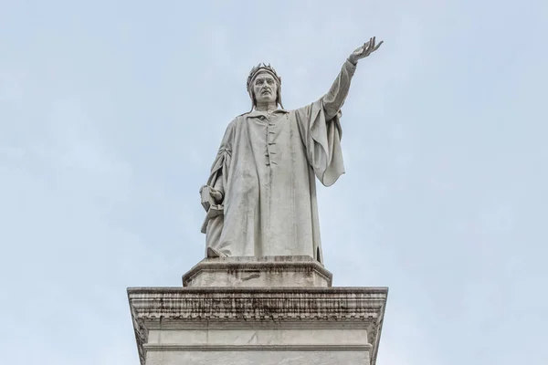意大利那不勒斯 2018年2月03日 在那不勒斯的但丁广场上的但丁纪念碑 — 图库照片