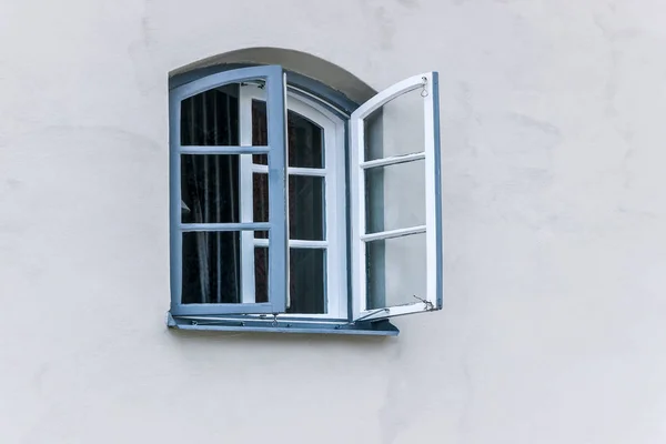 Blaues Fenster Weißer Wand — Stockfoto