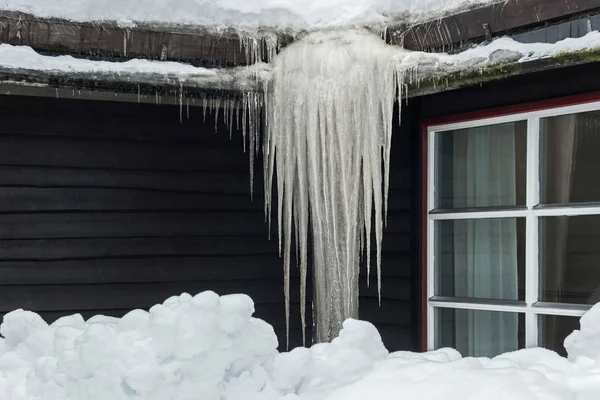 Frozen Ice Spikes Roof — Stock Photo, Image