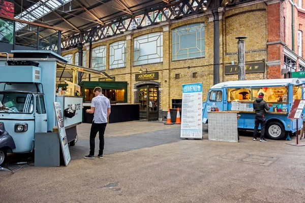 Londra 'daki Old Spitalfields Market' in içi