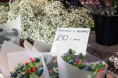 Londra 'daki Columbia Road Çiçek Pazarı' nda çiçek buketi.