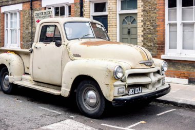 Londra 'daki Columbia Road Çiçek Pazarı' nda klasik araba.