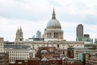 Londra 'da mavi gökyüzü olan St. Paul Katedrali' nin manzarası
