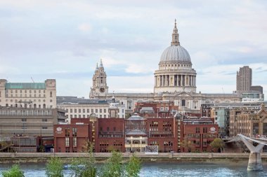 Londra 'da mavi gökyüzü olan St. Paul Katedrali' nin manzarası