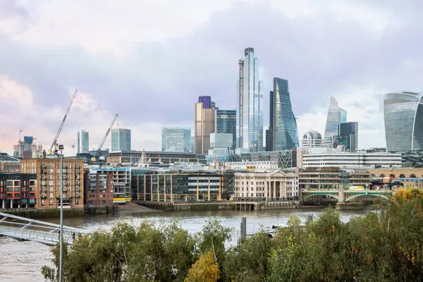 Вимірювання Сучасних Будинків Синьому Небі Центрі Лондона — стокове фото