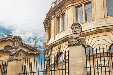 İmparator Oxford 'daki Sheldonian Tiyatrosu binasında heykel başkanlığı yapıyor.