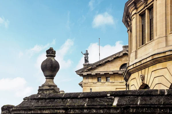 Socha Střeše Modrou Oblohou Budově Clarendon Oxfordu — Stock fotografie