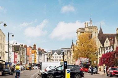 Oxford şehrinde mavi gökyüzü olan eski binaların manzarası