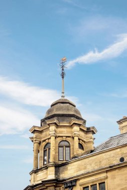 Oxford Martin Okulu 'nun dışında, mavi gökyüzünde.