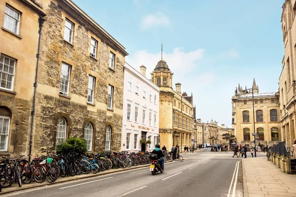 Oxford şehrinde mavi gökyüzü olan eski binaların manzarası