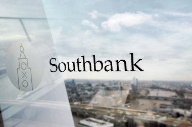 Londra 'daki gökyüzü bahçesinin penceresinden şehir manzarası 