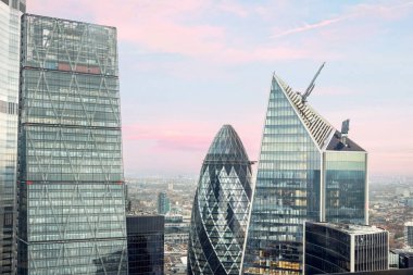 Londra 'nın merkezinde mavi gökyüzü olan modern turşu binasının manzarası.