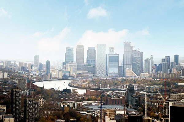 Londra 'daki Canary Wharf' taki binaların havadan şehir manzarası