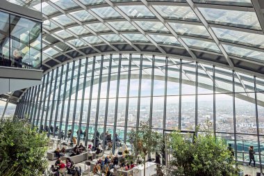 Londra 'daki Sky Garden' da yeşil bitkilerle modern iç mekan.