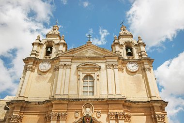 Mdina St. Paul Katedrali 'nin dışı. Malta' da mavi gökyüzü var.