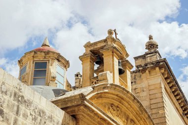 Mdina St. Paul Katedrali 'nin dışı. Malta' da mavi gökyüzü var.