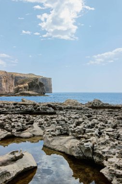 Malta 'daki kireçtaşı kıyılarında uçurumlu mavi deniz manzarası 