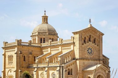 Gozo Adası Malta 'daki Ta' Pinu Ulusal Tapınağı 'nın dışında.