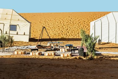 Altın Sahara Çölü 'ndeki lüks kamp çadırında süslemeler