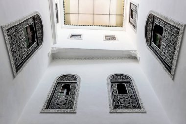 Beyaz geleneksel Fas Riad binasının içi